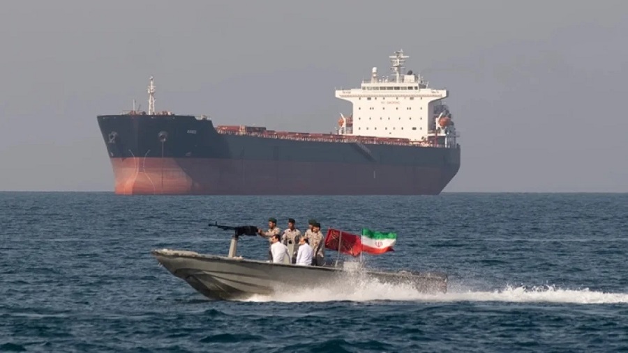 হরমুজে প্রণালিতে তেলবাহী ট্যাংকার লক্ষ্য করে গুলিবর্ষণ