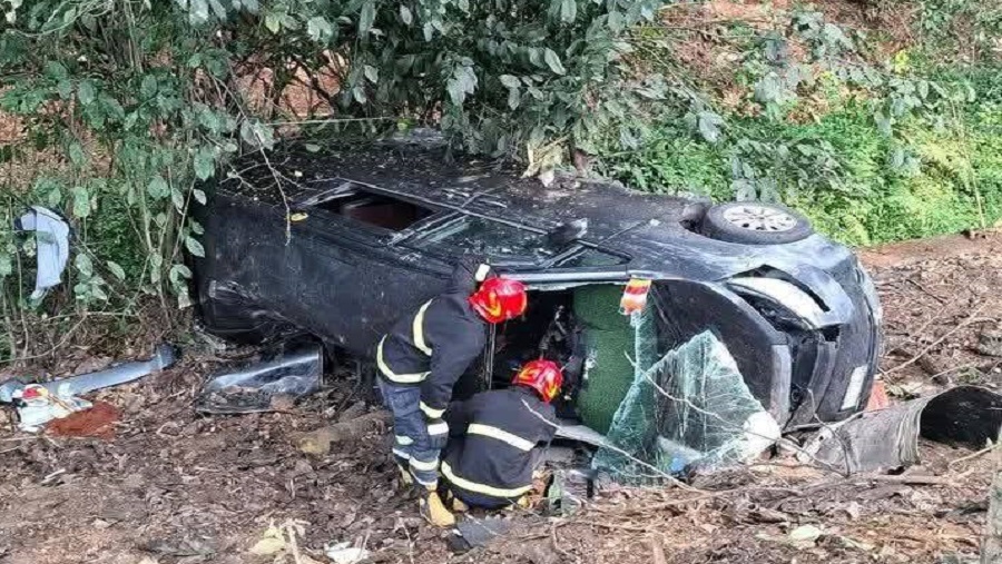 লোহাগাড়ায় মাইক্রোবাস দুর্ঘটনায় নিহত ৩