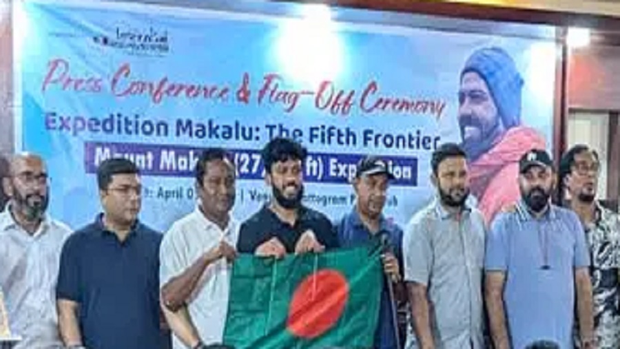 জাতীয় পতাকা হাতে মাকালুর পথে বাংলাদেশের পর্বতারোহী