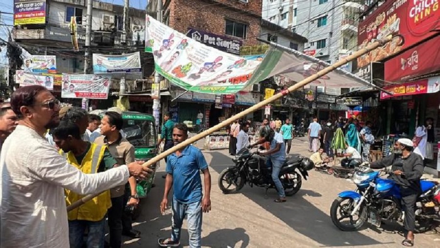 চট্টগ্রামে মেয়রের নেতৃত্বে অবৈধ বিলবোর্ড উচ্ছেদে অভিযান