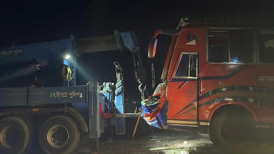 মিরসরাইয়ে কাভার্ডভ্যানের পেছনে বাসের ধাক্কা, আহত ১৫
