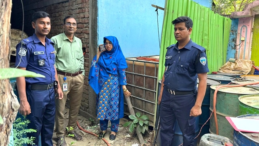 অবৈধ মজুতের বিরুদ্ধে অভিযান, ৫৫০০ লিটার তেল জব্দ, ব্যবসায়ীকে জরিমানা
