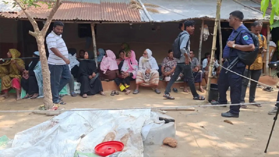 নিজেদের ঘরে ঘুমন্ত অবস্থায় পরিবারের চারজনকে গলাকেটে হত্যা