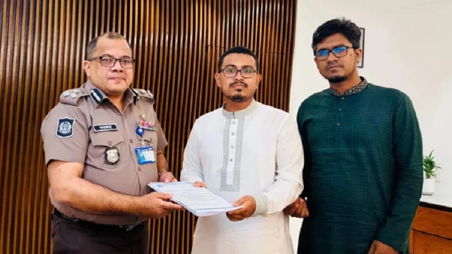 চট্টগ্রামে চাপাতি-হকিস্টিক হামলা: ৩০ জন আহত, পুলিশের ভূমিকা নিয়ে প্রশ্ন