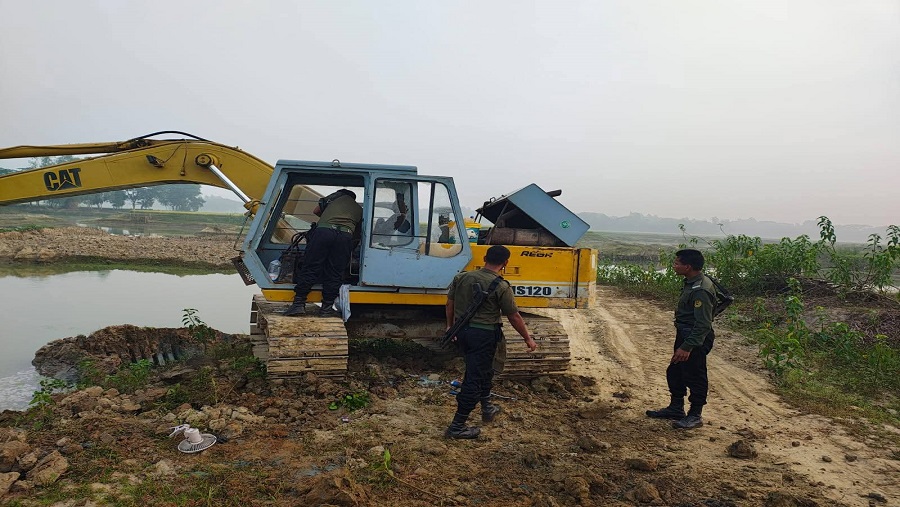 অবৈধ মাটি কাটায় কঠোর প্রশাসন, সাতকানিয়ায় অভিযান