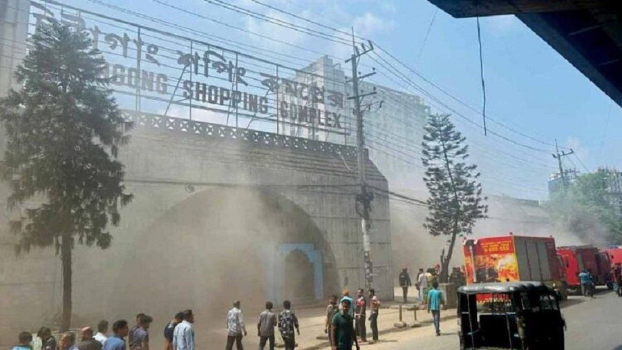 চট্টগ্রামের চিটাগং শপিং কমপ্লেক্সে আগুন,নিয়ন্ত্রণে ৫ ইউনিট