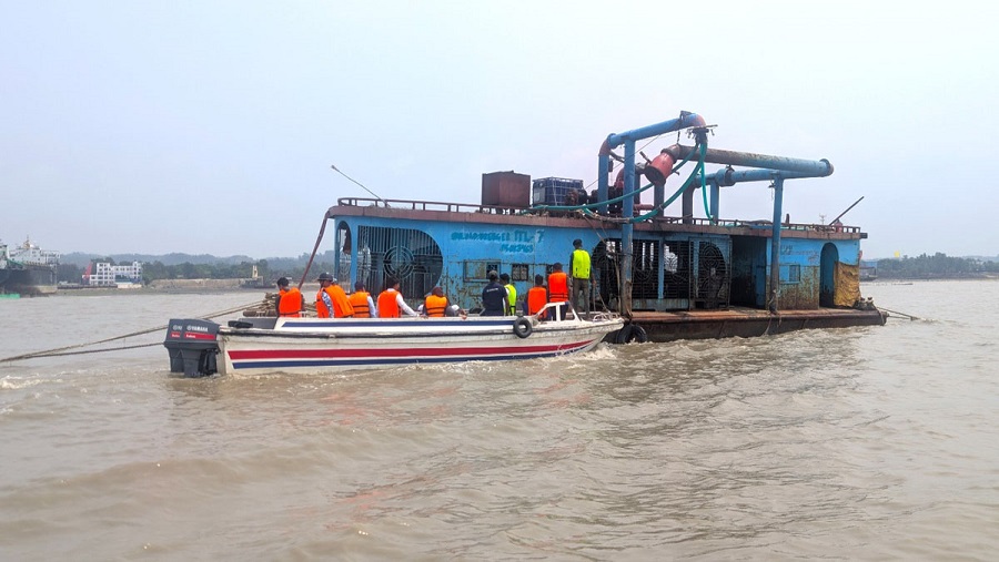 বালু উত্তোলনে ধরা, মুচলেকায় মুক্তি