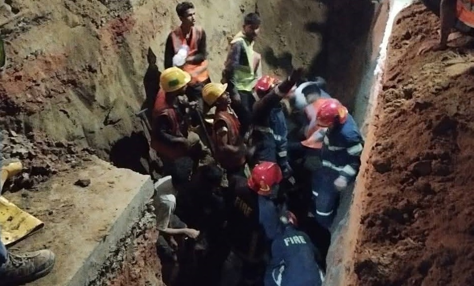 রাতের আঁধারে ঝুঁকিপূর্ণ খনন,২ প্রাণহানি-দায় এড়াতে পারবে কি ওয়াসা?