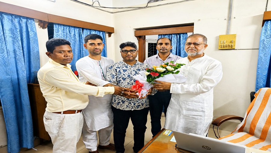 বাসসের চট্টগ্রাম ব্যুরো প্রধান ও সাংবাদিক নেতা শাহ নওয়াজের জন্মদিনে সাংবাদিকদের ফুলেল শুভেচ্ছা