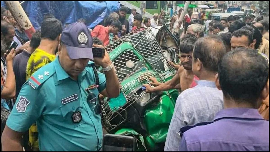 রেললাইনে উঠে পড়ে সিএনজি,সোনার বাংলা এক্সপ্রেসের ধাক্কায় আহত চালক