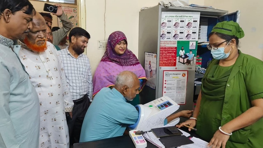 হাসপাতাল পরিদর্শনের পর নিজেই চিকিৎসা নিলেন এমপি এরশাদ উল্লাহ