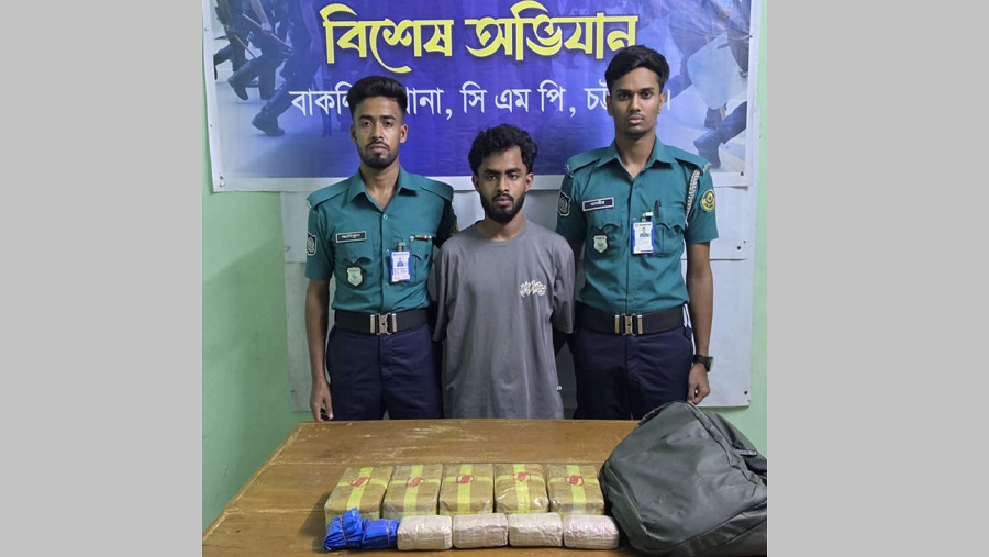 বাকলিয়ায় পুলিশের জালে ৬০ হাজার পিস ইয়াবার চালান