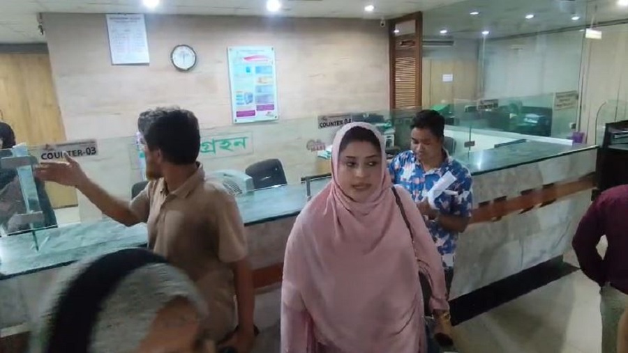 অর্থ ফেরত না পেয়ে রাস্তায় জনগণ: আগ্রাবাদে ব্যাংক অবরুদ্ধ, তালা ঝুলছে শাখায়