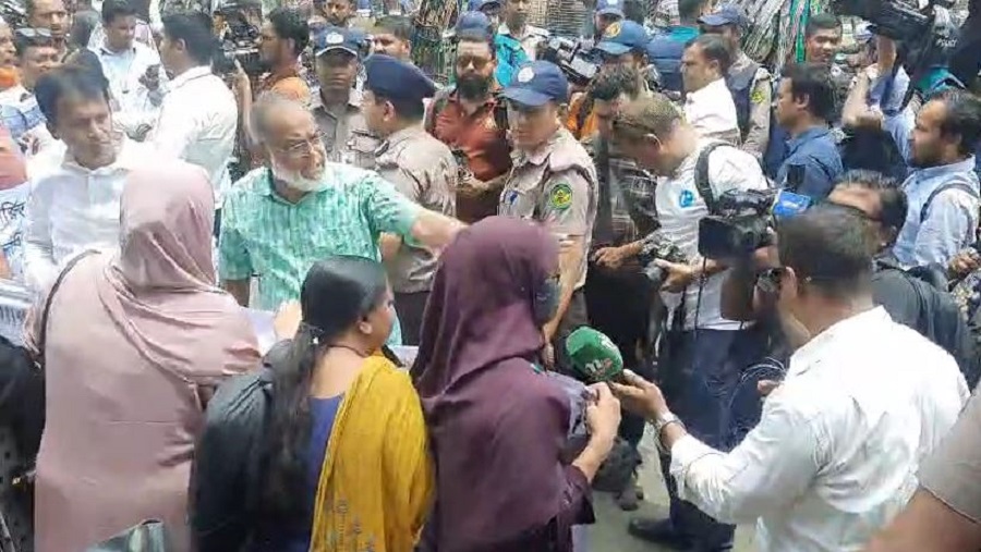 শাখায় তালা দেওয়ার পর এবার বিক্ষোভ, বাড়ছে ব্যাংক গ্রাহকদের আন্দোলন