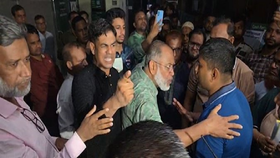 আমানত ফেরত ও ‘হেয়ারকাট’ বাতিলের দাবিতে খাতুনগঞ্জে গ্রাহকদের বিক্ষোভ