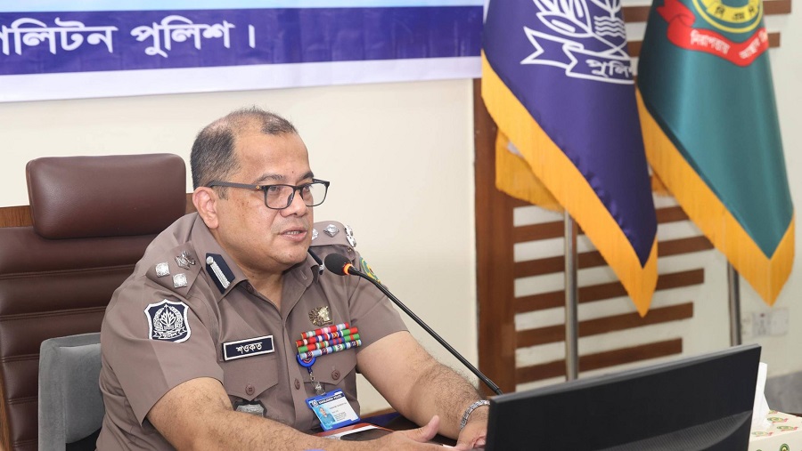 লাইসেন্সবিহীন চালক ও পণ্যবাহী গাড়িতে যাত্রী পরিবহন ঠেকাতে কঠোর সিএমপি