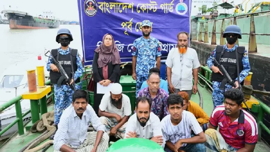 গভীর রাতে কর্ণফুলীতে তেল চোরাচালান, কোস্টগার্ডের জালে ৯ জন