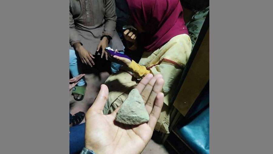 শাটল ট্রেনে ফের পাথর নিক্ষেপ, তৃতীয় বর্ষের ছাত্রী আহত