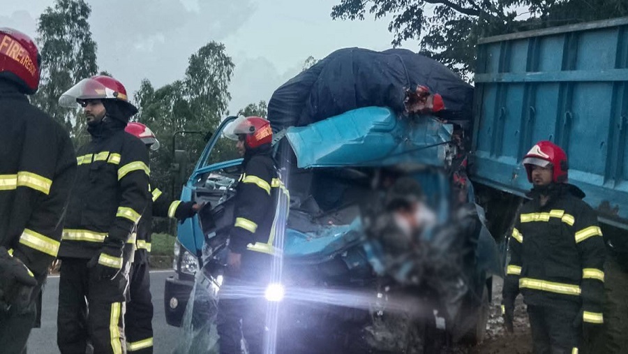 পেঁয়াজবোঝাই ট্রাকের ধাক্কায় হেলপারের মৃত্যু, আহত চালক