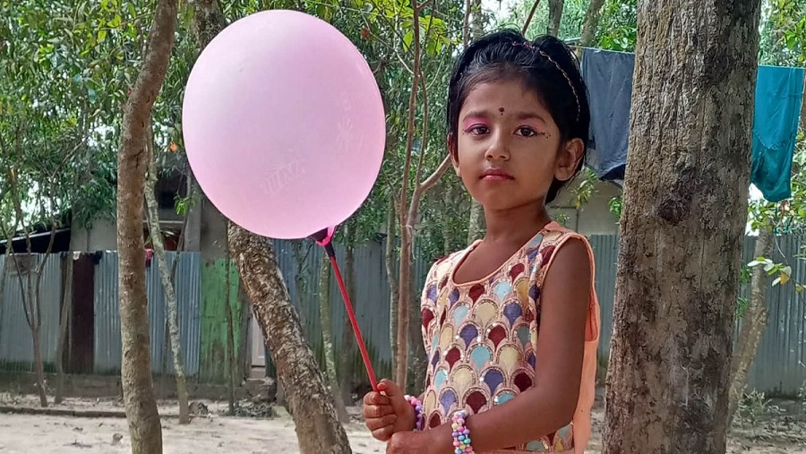 রাস্তা পার হতে গিয়ে বাসচাপায় দ্বিতীয় শ্রেণির ছাত্রী নিহত