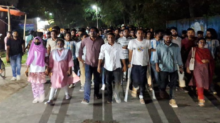 চবিতে ছাত্রলীগের উপস্থিতির অভিযোগ, রাতভর পাল্টাপাল্টি কর্মসূচি