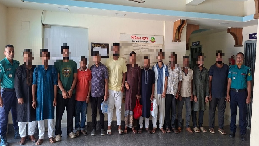 চট্টগ্রামে কাফনের কাপড় মাথায় বেঁধে মিছিল, গ্রেপ্তার ১৩