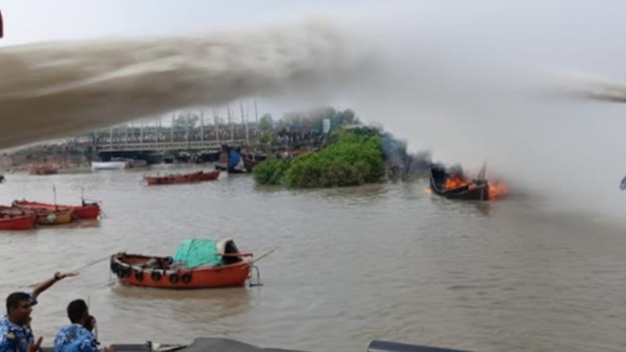 কর্ণফুলীতে নোঙর করা ট্রলারে বিস্ফোরণের পর আগুন, দগ্ধ ৬