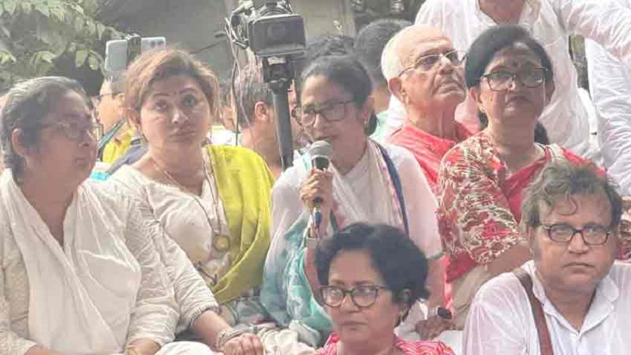 হাদি হত্যার আসামিদের আড়াল করতে অমিত শাহের চাপ: কলকাতায় মমতার অভিযোগ
