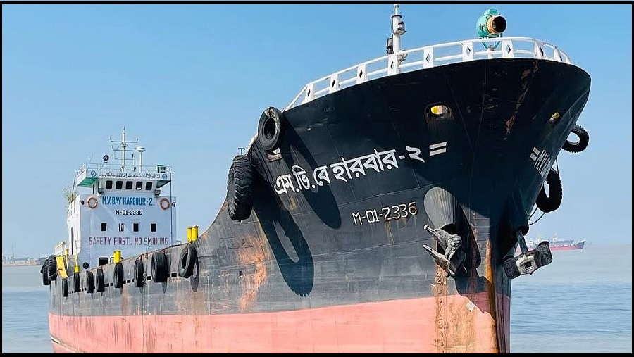 মাঝরাতে কর্ণফুলীতে জাহাজডুবি, কোস্টগার্ড-জেলেদের তৎপরতায় রক্ষা পেল ১২টি জীবন
