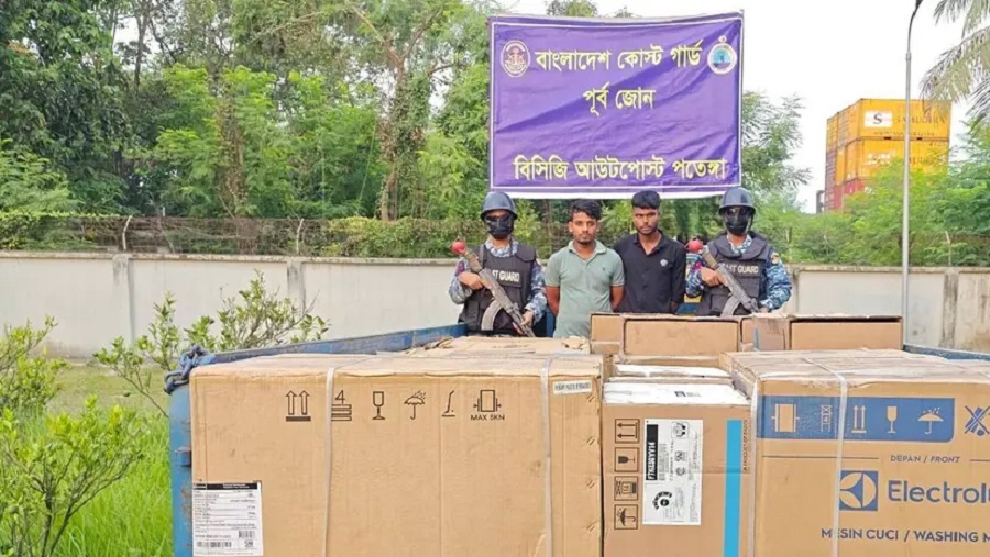 পতেঙ্গার ঘাট এলাকায় কোস্ট গার্ডের বিশেষ অভিযান, আটক দুই চোরাকারবারি