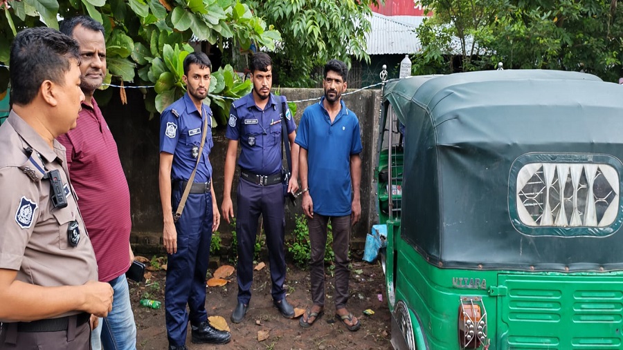 চলন্ত ট্রাকের ত্রিপল কাটার মুহূর্তেই পুলিশের জালে রাসেল, পালাল আরও দুইজন
