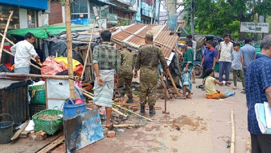 ফুটপাত দখলমুক্ত করতে চসিকের ভ্রাম্যমাণ আদালতের অভিযান