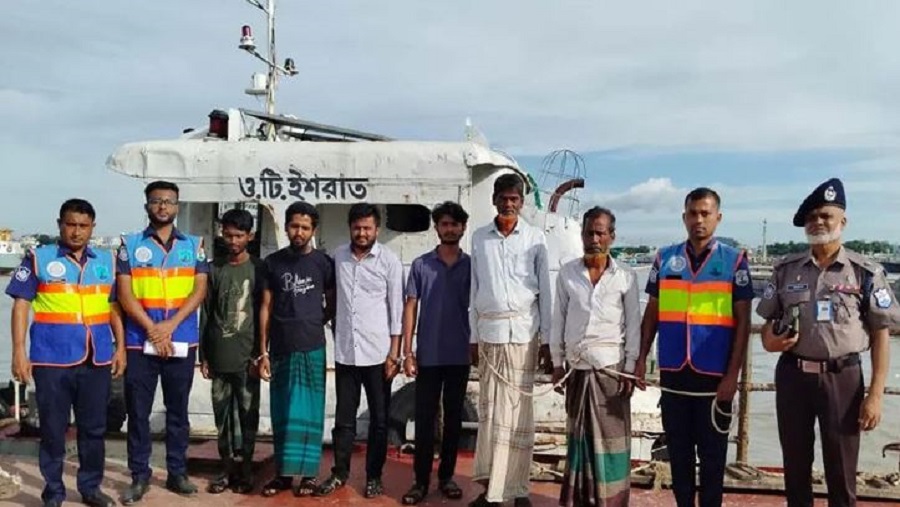চট্টগ্রামে ট্যাংকার থেকে ডিজেল চুরির সময় গ্রেপ্তার ৬