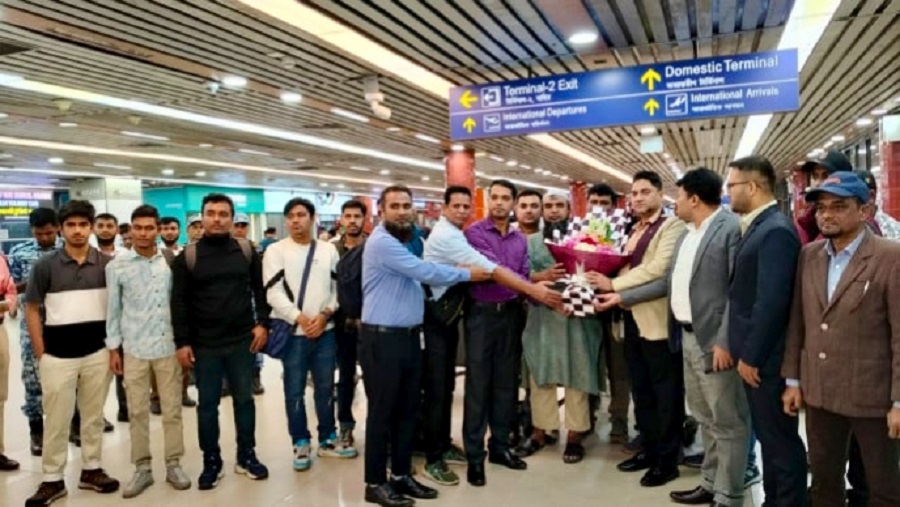 হরমুজে ১১৫ দিনের বন্দিদশা শেষে দেশে ফিরলেন বাংলার ১৭ নাবিক