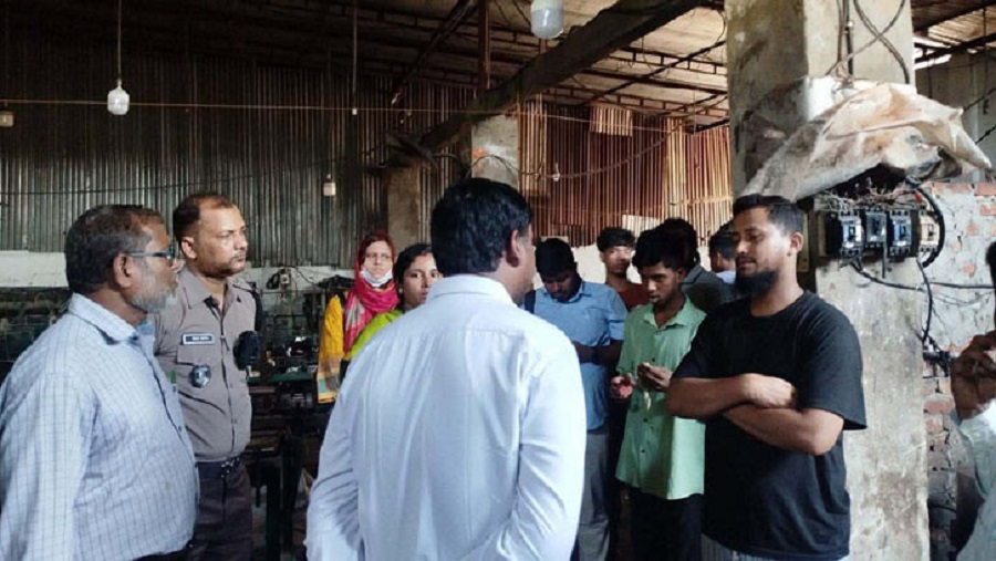পরিবেশ আইন অমান্য: দুই কারখানার বিদ্যুৎ-গ্যাস-পানি কাটা, পলিথিন জব্দ