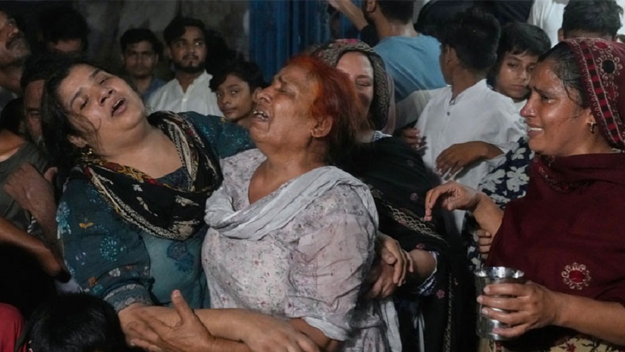 লাহোরে কোচিং সেন্টারের ছাদ ধসে পড়ার টেবিলেই নিহত ১৪ শিশু