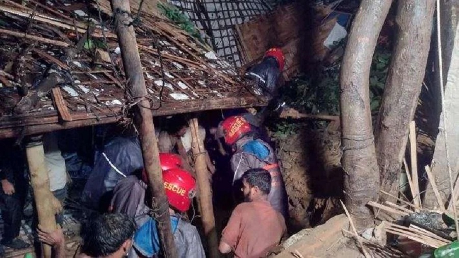 ভারী বৃষ্টিতে বিধ্বস্ত উখিয়া, পৃথক তিন পাহাড়ধসে নিহত নারী-শিশুসহ ৮